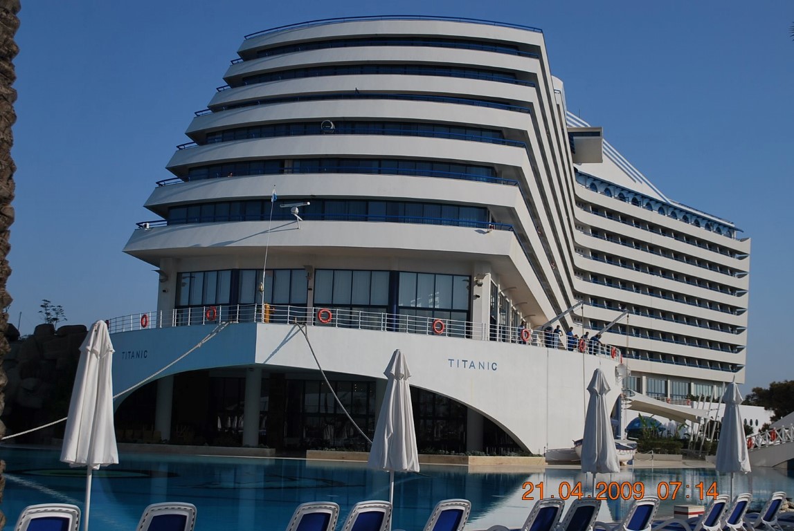 imagini hotel TITANIC LARA